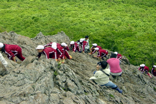 兜明神岳を登る小学生の集団登山