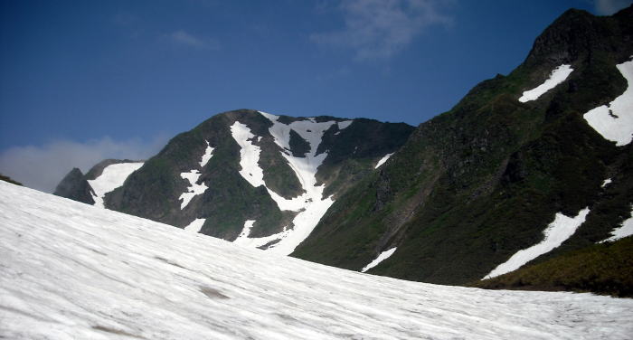 残雪の残る通称「ムーミン谷」から見上げる、秋田駒ケ岳男岳