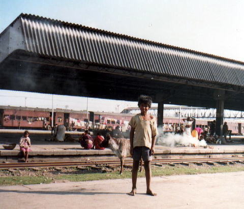 インドの駅のカオス