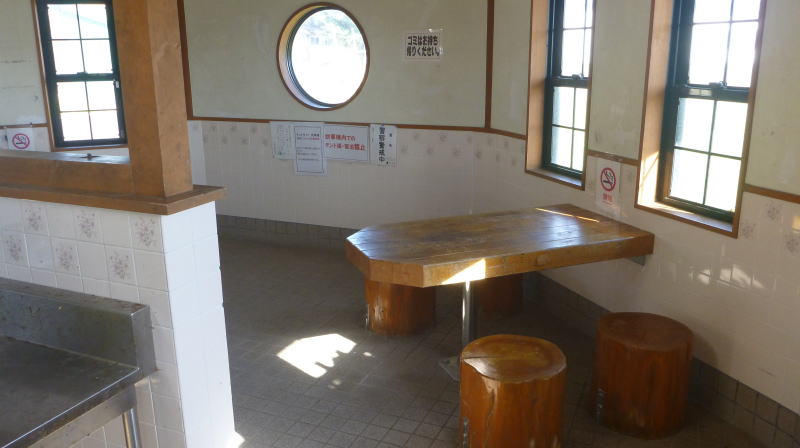 炊事棟の内部　椅子とテーブル