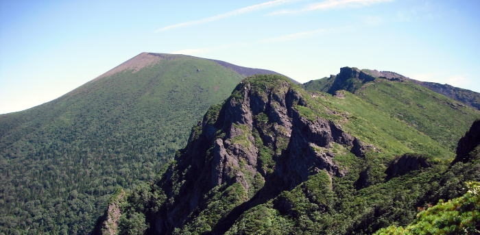 鬼ヶ城の稜線と、岩手山