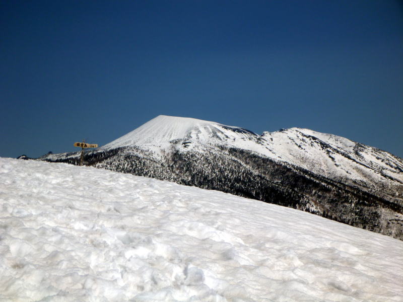残雪期の鎌倉森から望む岩手山