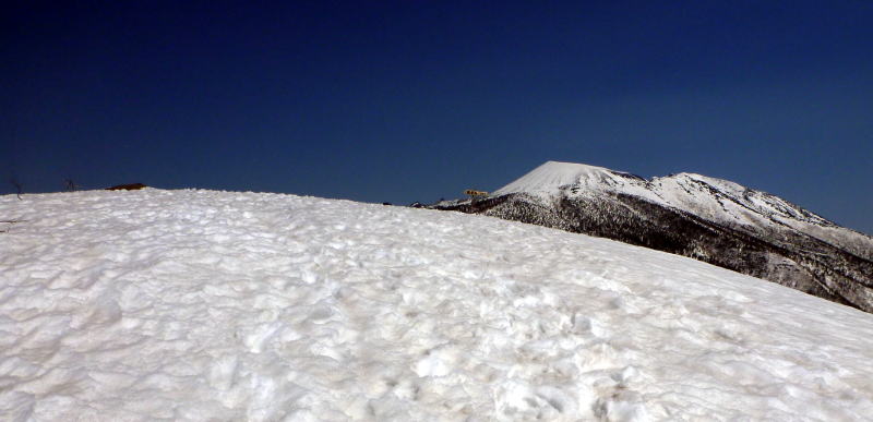 残雪期の鎌倉森頂上
