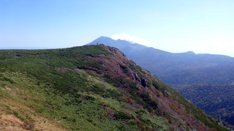 源太ヶ岳山頂部と、後方は岩手山