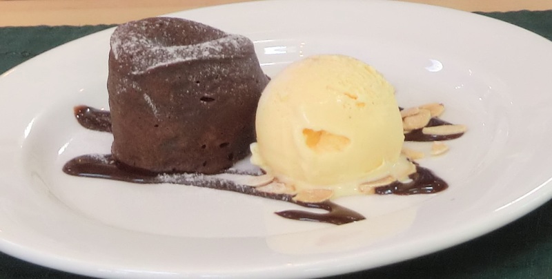 サラダファームのレストランにて