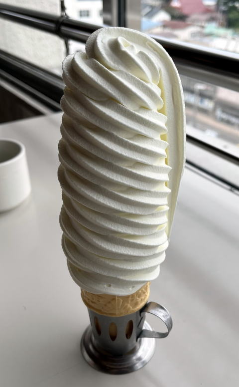 マルカンビル大食堂の10段ソフトクリーム